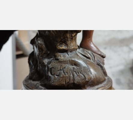 Paire de sujets de la Grèce Antique en régule sur socle bois.