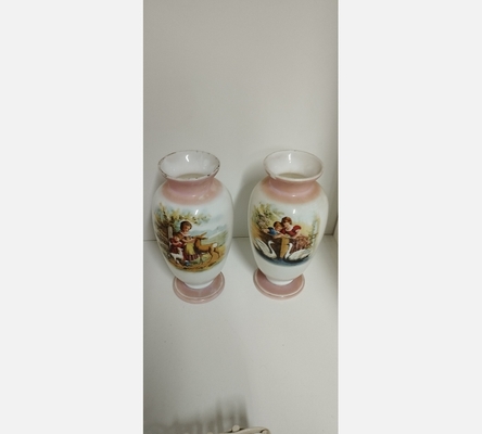 Paire de vases en opaline décors scènes de vie à la campagne. 1 vase abîmé.