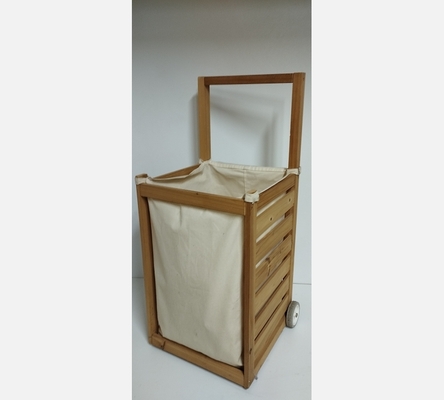 Panier à linge sur roulettes en bois massif et tissu écru.
