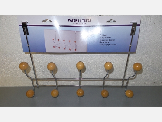 Patère en acier chromé et 10 boules en bois.