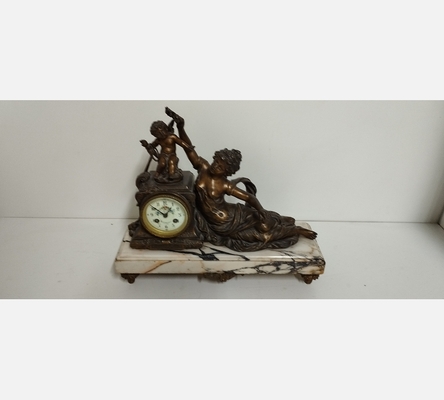 Pendule ancienne en régule sur socle marbre 'Couronnement de l'amour' F. Moreau