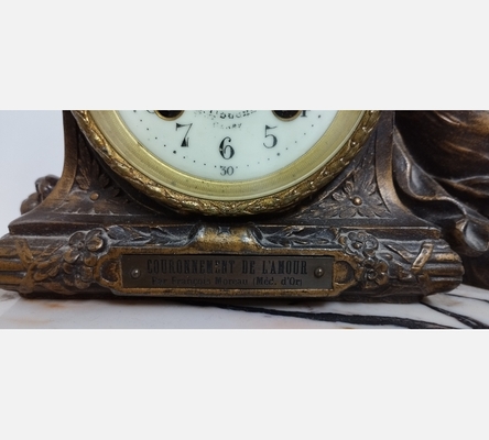 Pendule ancienne en régule sur socle marbre 'Couronnement de l'amour' F. Moreau