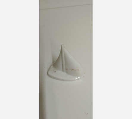 Petit bateau en porcelaine