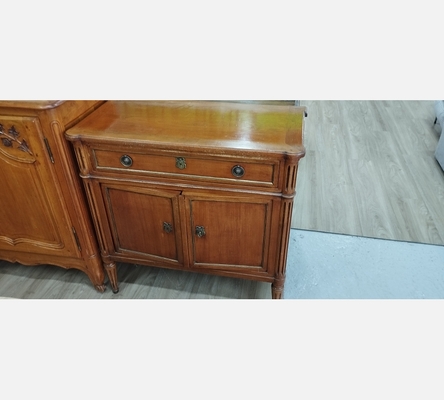 Petit buffet style Louis XVI en merisier, 2 portes, 1 tiroir.