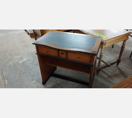 Petit bureau teinte merisier, dessus cuir, 1 tiroir, 2 tirettes.