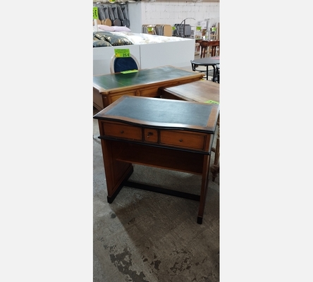 Petit bureau teinte merisier, dessus cuir, 1 tiroir, 2 tirettes.