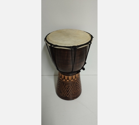 Petit djembé en bois.