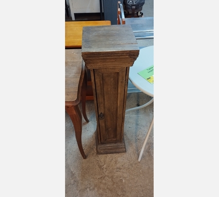 Petit meuble colonne 1 porte en bois brut.
