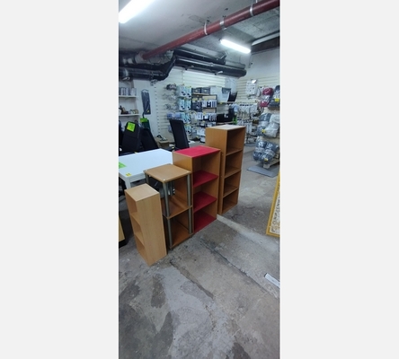 Petit meuble de rangement ouvert