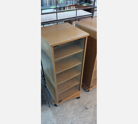 Petit meuble de rangement pivotant, 2 faces avec portes en verre, sur roulettes