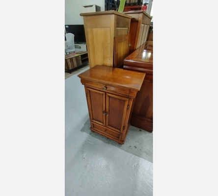 Petit meuble en merisier, 2 portes, 2 tiroirs.