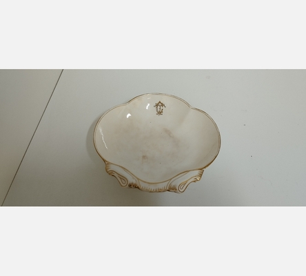 Petit plat en porcelaine blanche, décor liseré doré.