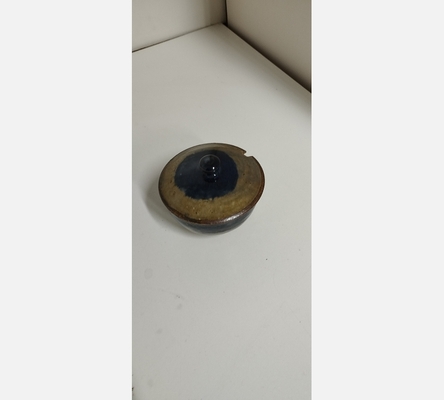 Petit pot avec couvercle