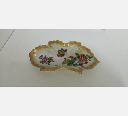Petit vide poche en porcelaine, décor à fleurs et doré
