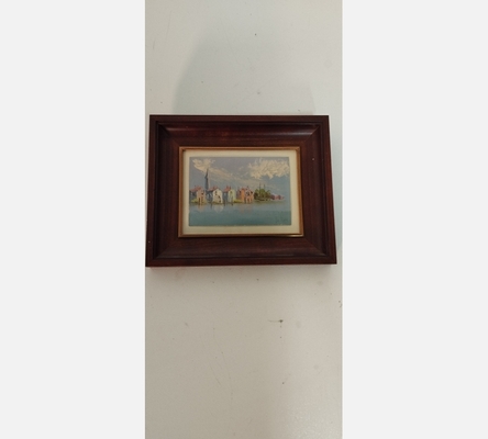 Petite aquarelle encadrée de maisons au bord de l'eau.