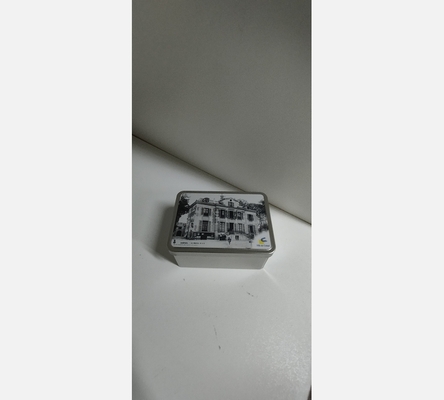 Petite Boite à gateaux en métal.