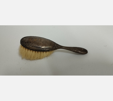Petite brosse ancienne en métal argenté.
