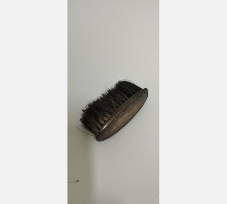 Petite brosse ancienne en métal argenté.