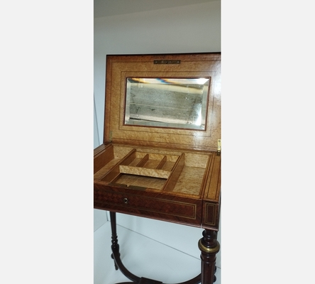 Petite coiffeuse ou travailleuse Louis XVI en marqueterie avec miroir et tiroir.
