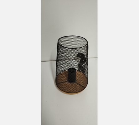 Petite lampe cone grillagée.