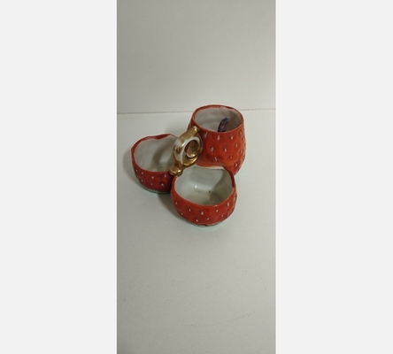 Petite main triple à condiments fraises avec cuillère