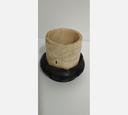 Petite sculpture en i-v-o-i-r-e sur socle bois