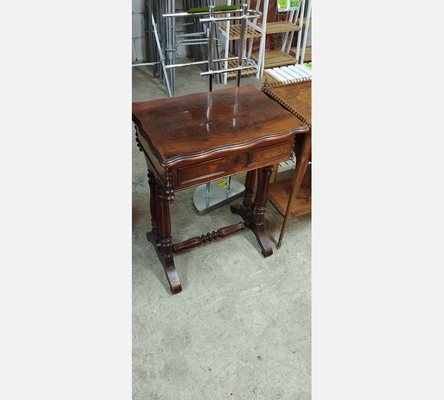 Petite table ancienne ouvrante plaqué acajou.