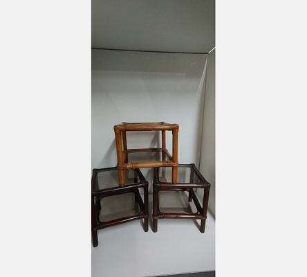 Petite table carrée en rotin avec plateau en verre.