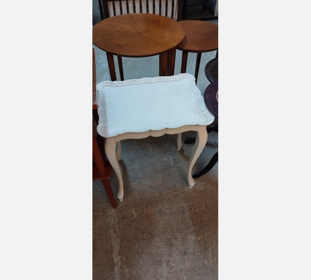 Petite table guéridon style Louis XV peinte en blanc.