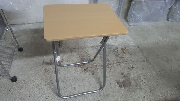 Petite table pliante décor hêtre.