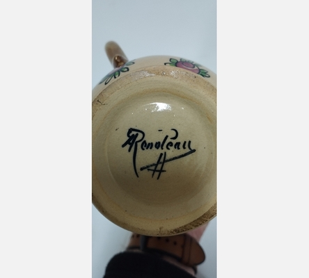 Petite théière en faïence signé Alfred Renoleau. couvercle légèrement ébreché.