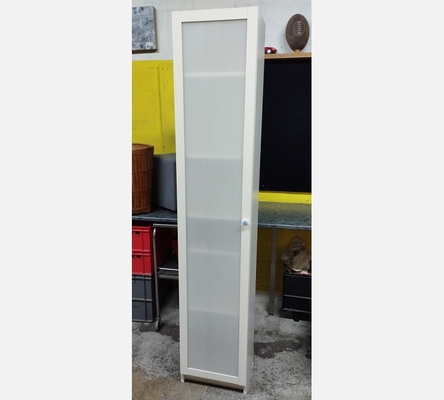 Placard colonne de salle de bain avec 1 porte.