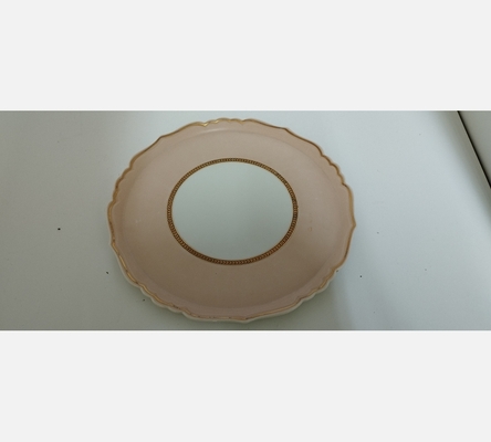 Plat à tarte rond en porcelaine décor rose.
