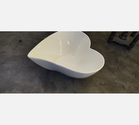 Plat en forme de coeur blanc