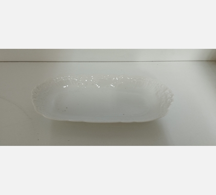 Plat oblong en porcelaine blanche.