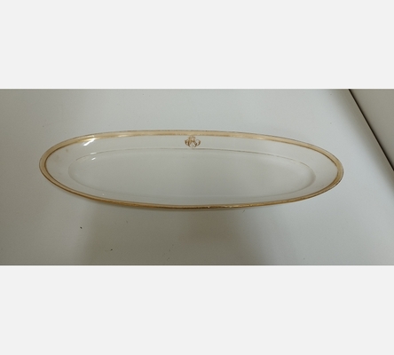 Plat oval en porcelaine contour doré.