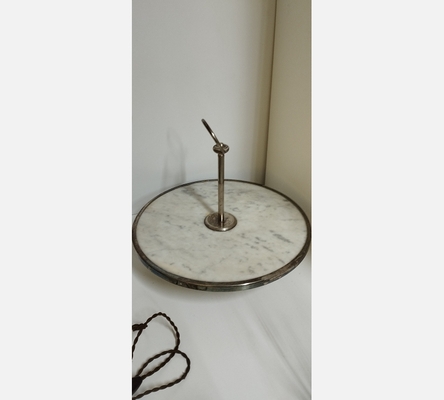 Plateau à fromage en marbre sur pied avec entourage en métal argenté.