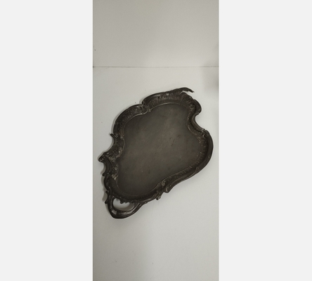 Plateau ancien en étain style Louis XV. 1 anse cassée