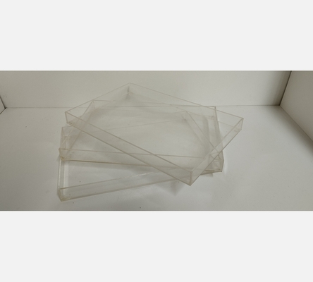 Plateau en plexi empilable. La pièce
