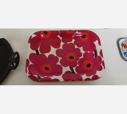 Plateau Marimekko fleurs rouges