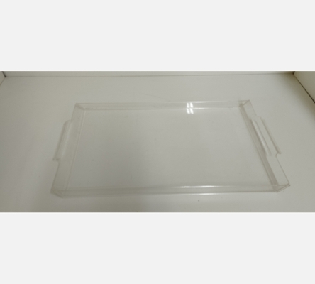 Plateau rectangulaire en plexi. Ebréché dans 1 coin.