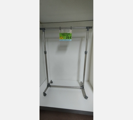 Portant à vêtements, réglable en hauteur et extensible.