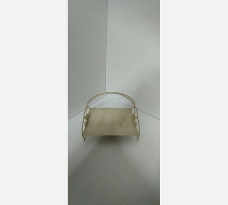 Porte buches ou journaux en métal beige.