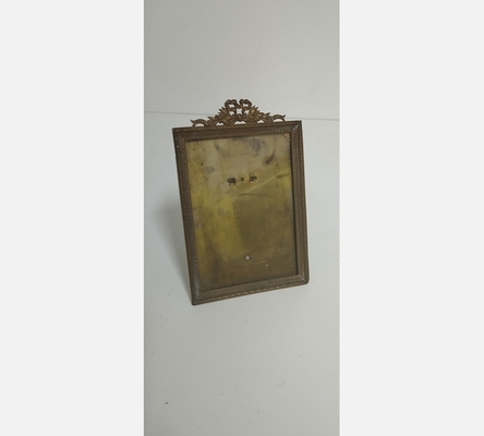 Porte photo ancien en laiton avec décoration sur le dessus.