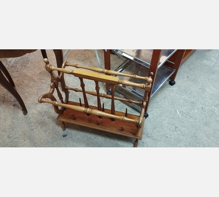 Porte revues en bois massif.