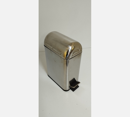 Poubelle de salle de bain rectangulaire chromée.
