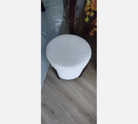 Pouf en tissu blanc.