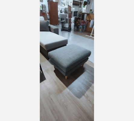 Pouf en tissu vert clair .