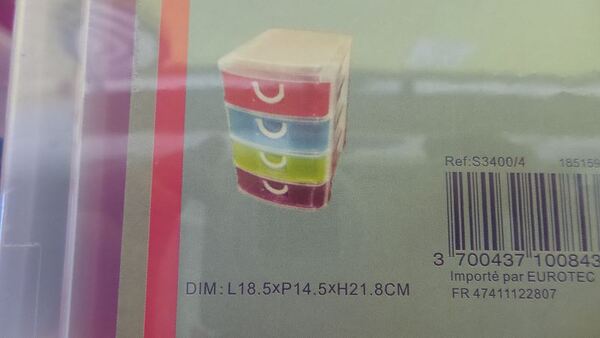 Rangement 4 tiroirs en plastique coloré. L 14.5 / P 18 / H 21,8 cm.