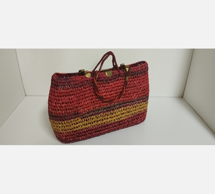 Sac cabas en jonc rouge.
